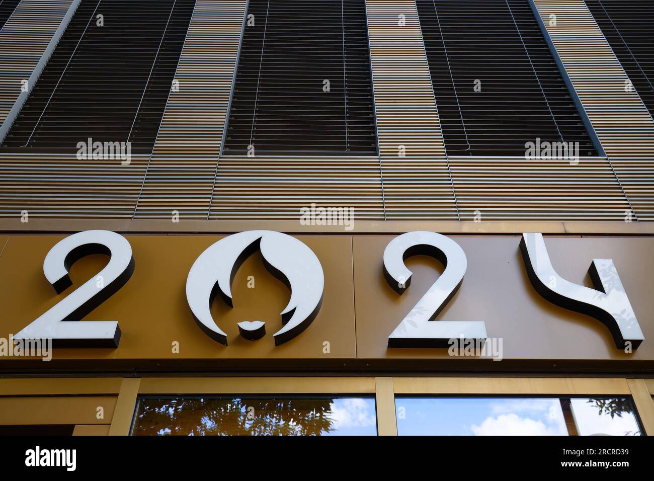 Il segno dell'ufficio Comitato Organizzazione Giochi Olimpici di Parigi 2024. Foto Stock