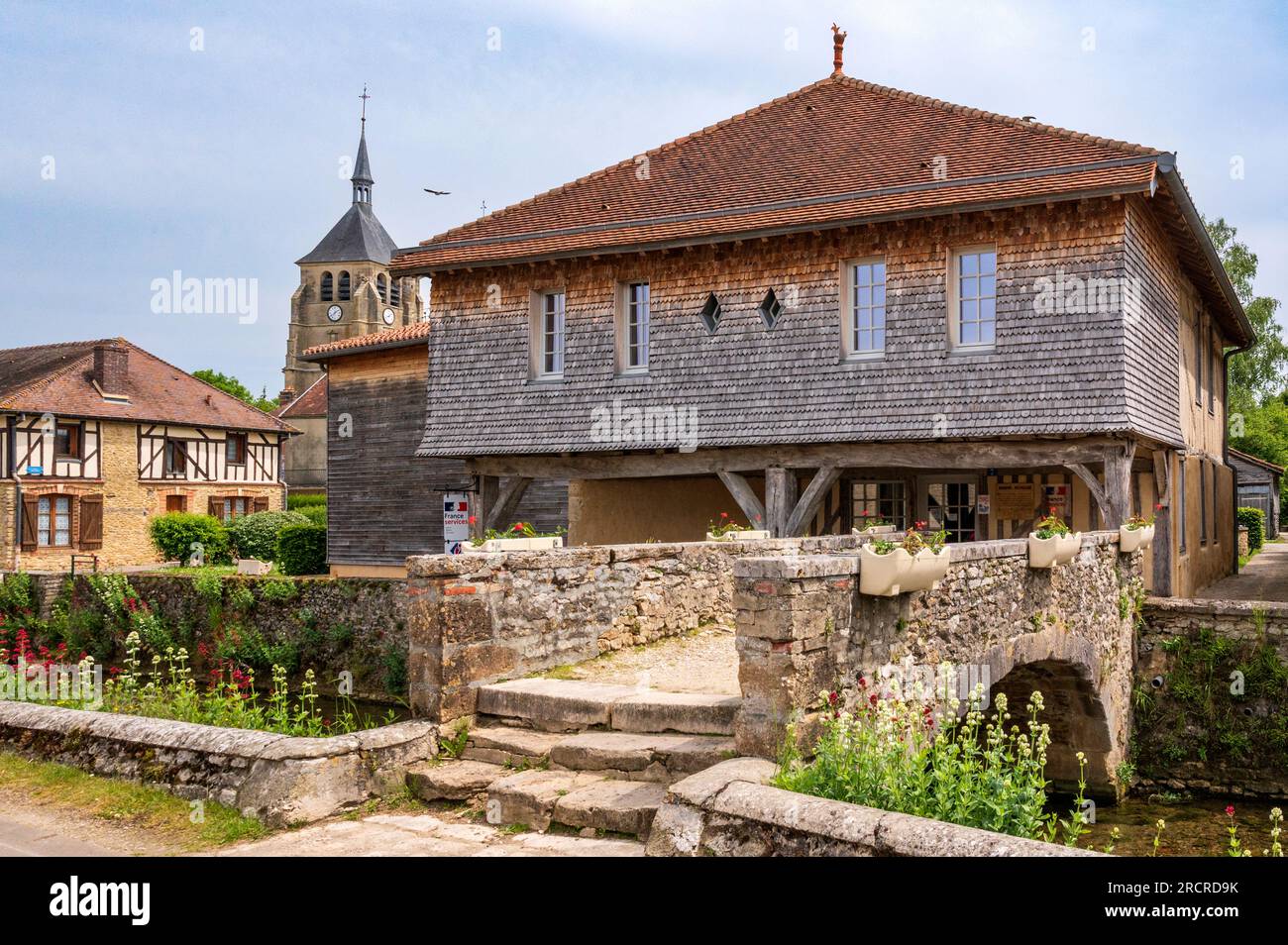 Il ponte Pont Henri IV e una casa tradizionale sul fiume la Laines. Foto Stock