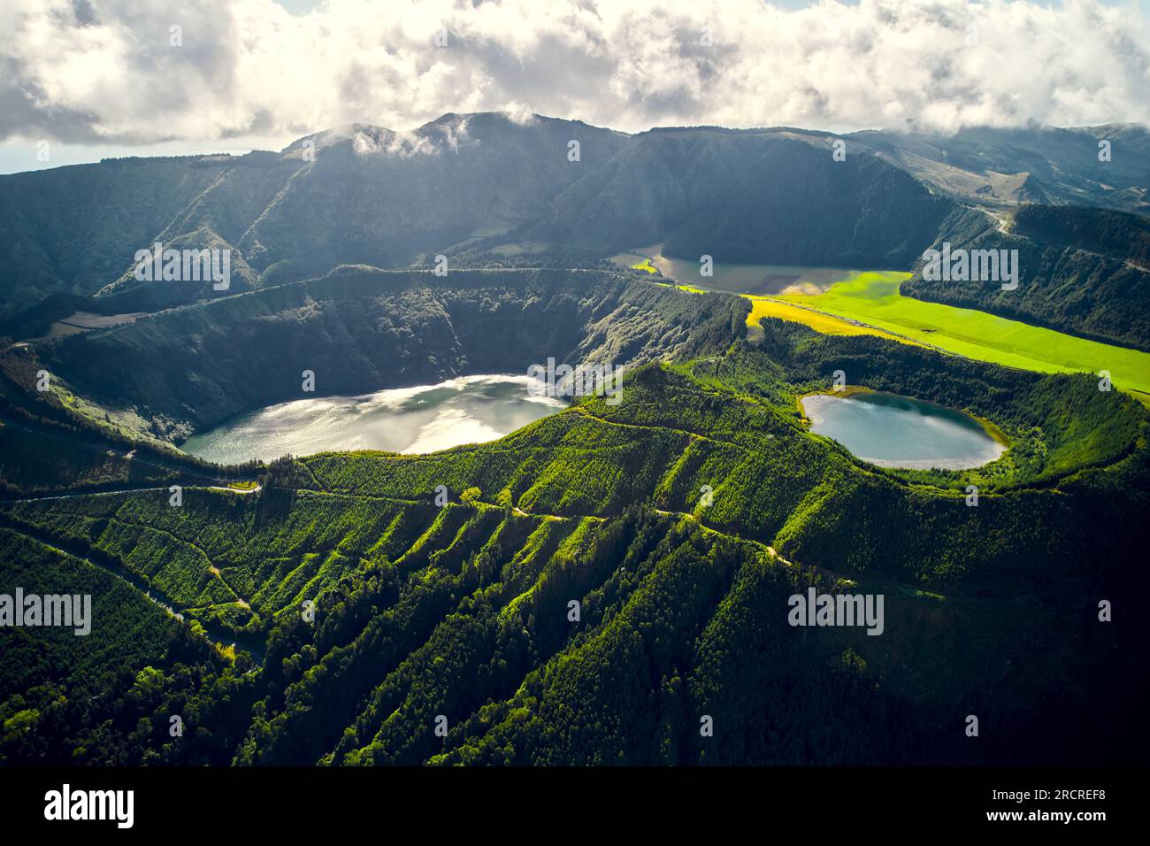 Ripresa aerea, punto di vista dei droni, Boca do Inferno. Laghi pittoreschi nei crateri dei vulcani. San Miguel, Ponta Delgada, Azzorre, Portogallo. Bird ey Foto Stock