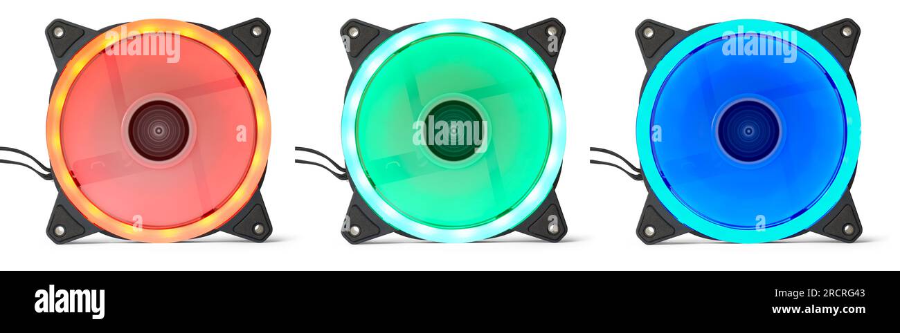 ventole di raffreddamento per computer colorate isolate su sfondo bianco, tre raffreddatori per ventola con contenitore per pc rgb, luci led di colore rosso, verde e blu Foto Stock