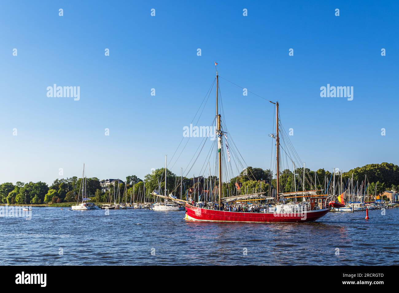 Barca a vela sul fiume Warnow durante la Hanse Sail a Rostock. Foto Stock