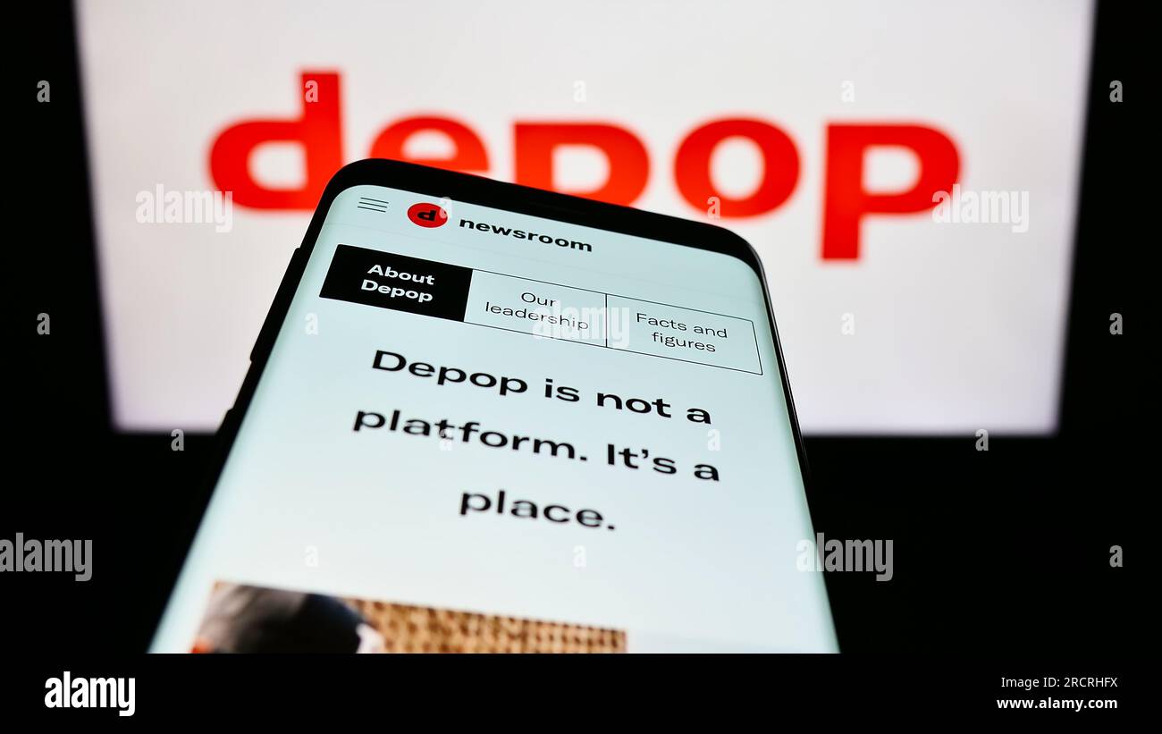 Smartphone con pagina Web della società di e-commerce sociale Depop Limited sullo schermo davanti al logo aziendale. Mettere a fuoco in alto a sinistra sul display del telefono. Foto Stock