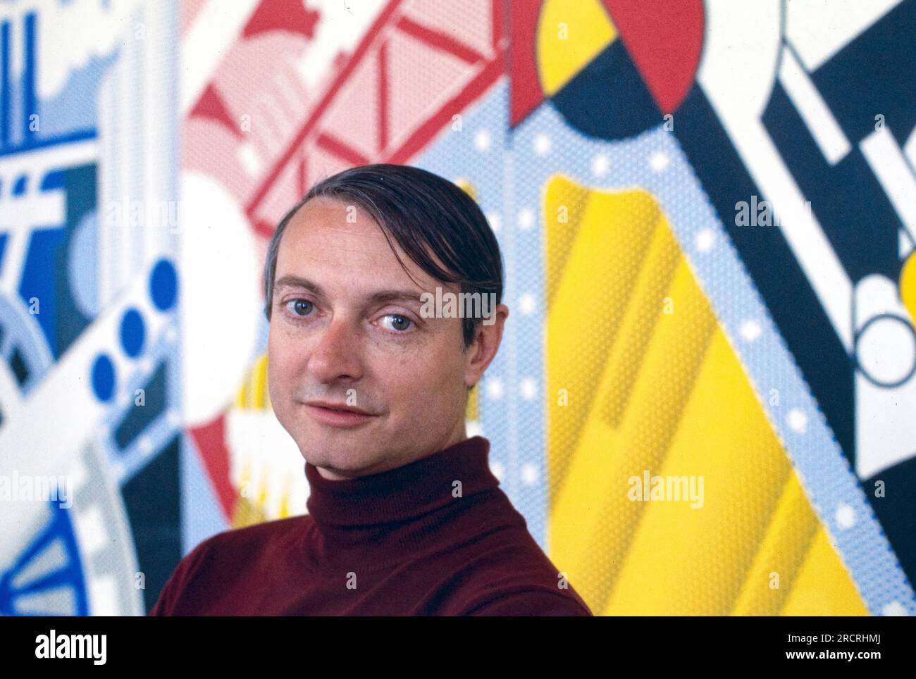 Roy Fox Lichtenstein (27 ottobre 1923 – 29 settembre 1997) è stato un artista pop statunitense. Durante gli anni '1960, insieme a Andy Warhol, Jasper Johns e James Rosenquist, divenne una figura di spicco nel nuovo movimento artistico. Il suo lavoro ha definito la premessa della pop art attraverso la parodia.[3] ispirato dalla striscia a fumetti, Lichtenstein ha prodotto composizioni precise che documentano mentre parodiano, spesso in modo ironico. Il suo lavoro è stato influenzato dalla pubblicità popolare e dallo stile dei fumetti. La sua opera d'arte è stata considerata "dirompente". Fotografia di Bernard Gotfryd Foto Stock