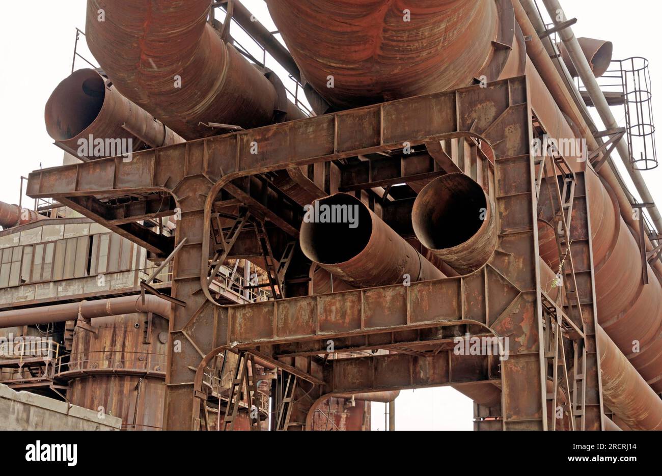 Vecchie tubature arrugginite nella regione di Ostrava Vitkovice Foto Stock