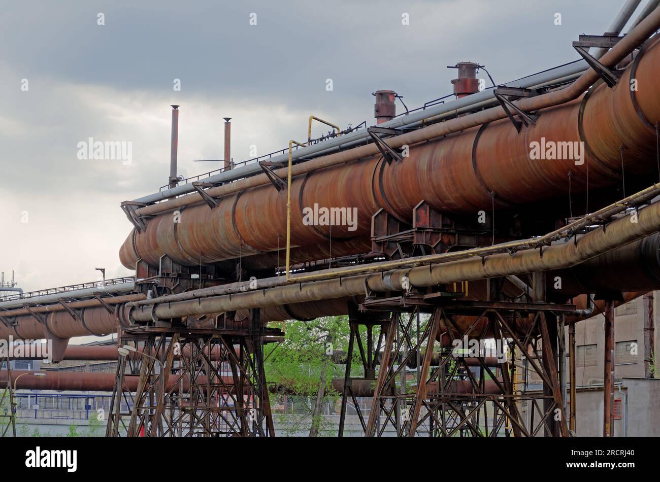 Vecchie tubature arrugginite nella regione di Ostrava Dolni Vitkovice Foto Stock