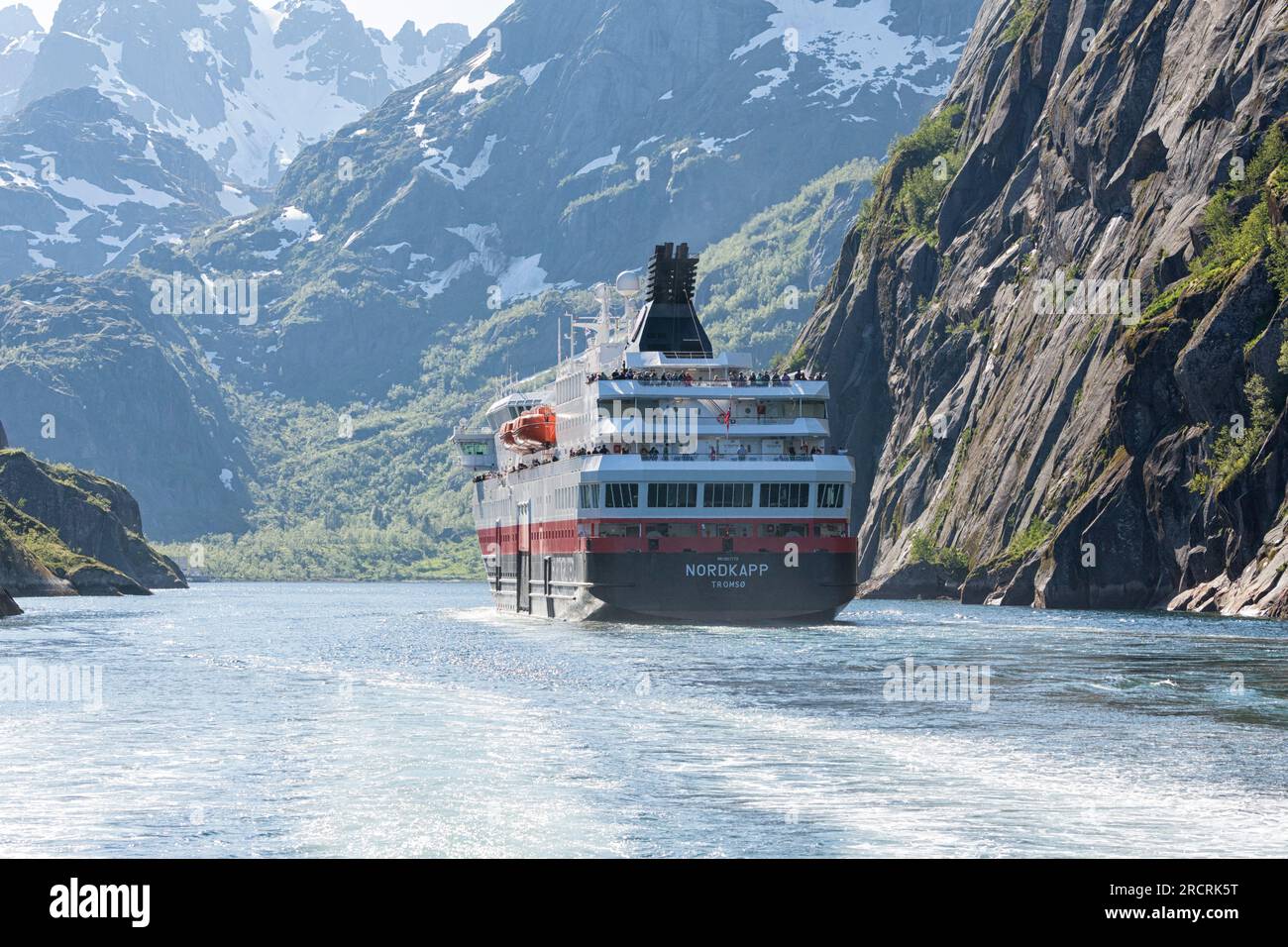 Hurtigruten nave MS Nordkapp in una giornata di sole nel Trollfjord. Trollfjorden, stretto di Raftsundet, Nordland, Norvegia settentrionale, Europa Foto Stock