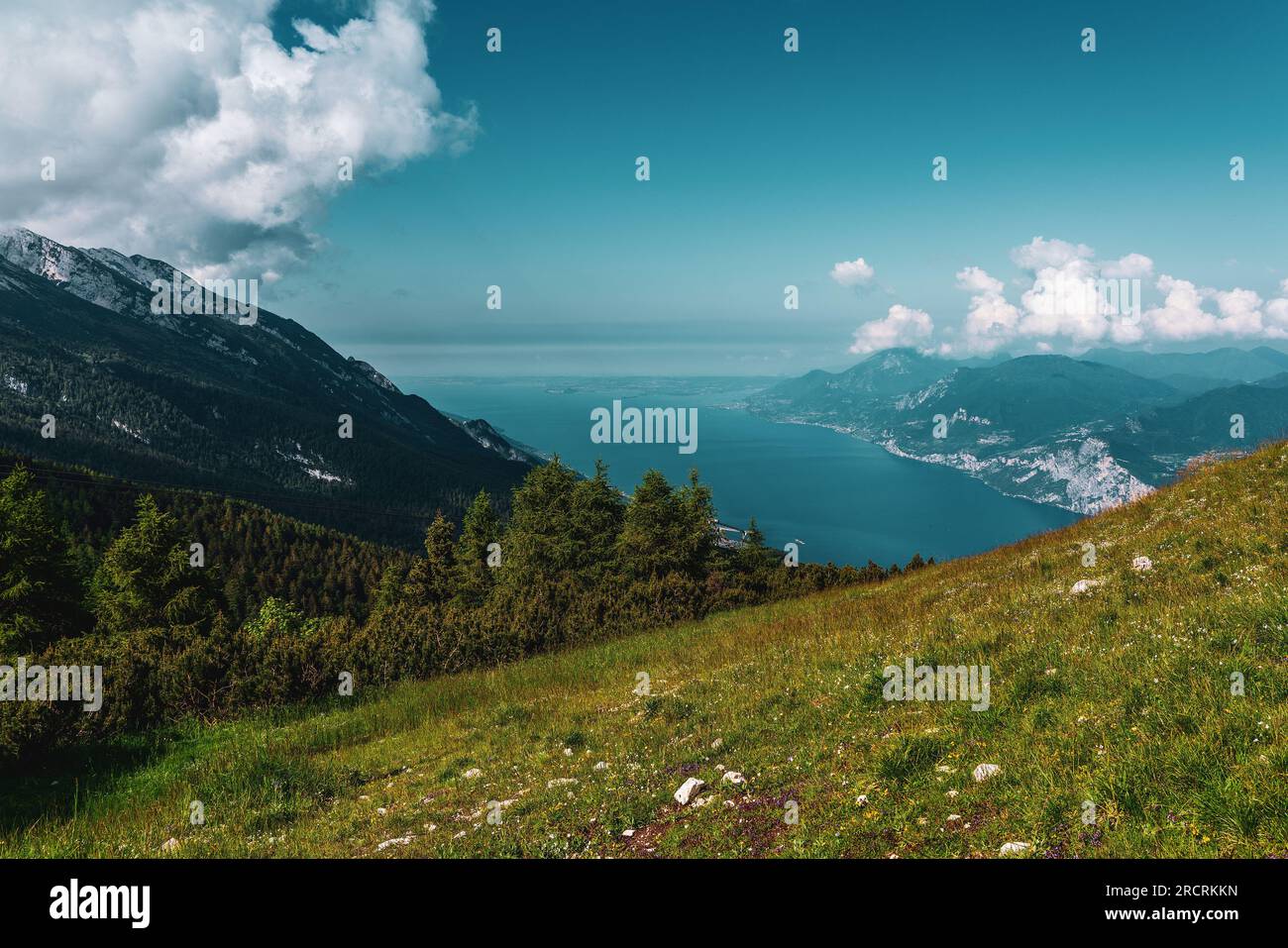 Vista panoramica dal Monte Baldo sul Lago di Garda in Italia. Foto Stock