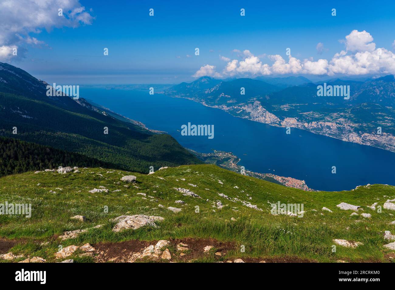 Vista panoramica dal Monte Baldo sul centro storico di Malcesine e sul Lago di Garda in Italia. Foto Stock