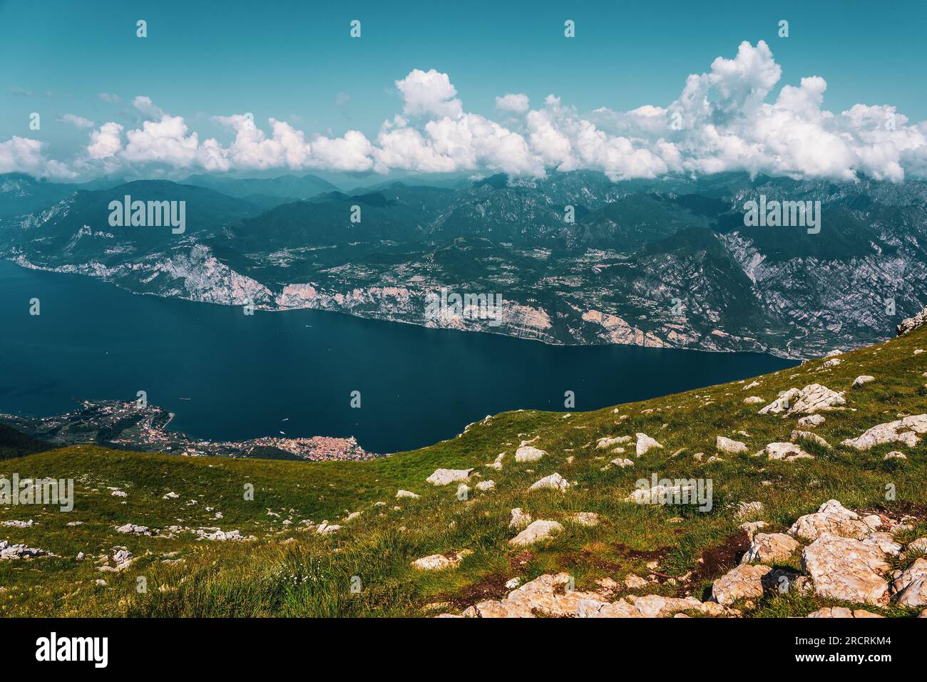 Vista panoramica dal Monte Baldo sul centro storico di Malcesine e sul Lago di Garda in Italia. Foto Stock