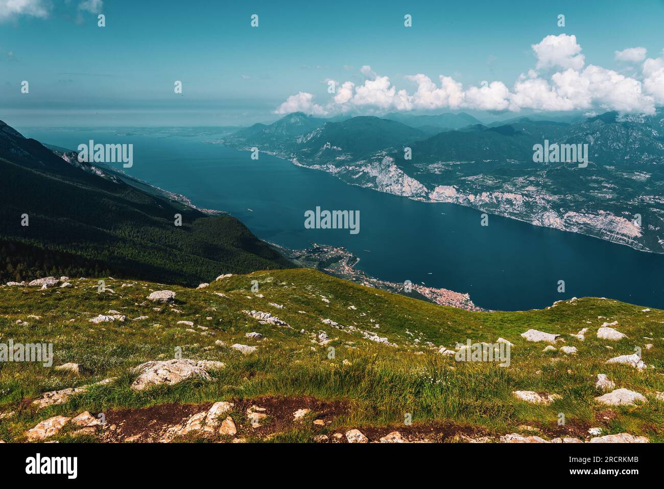 Vista panoramica dal Monte Baldo sul centro storico di Malcesine e sul Lago di Garda in Italia. Foto Stock