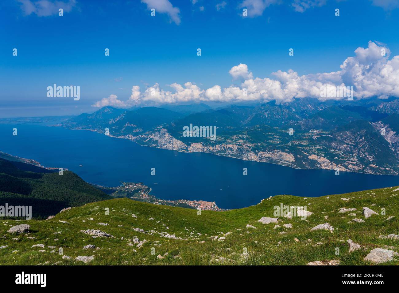 Vista panoramica dal Monte Baldo sul centro storico di Malcesine e sul Lago di Garda in Italia. Foto Stock
