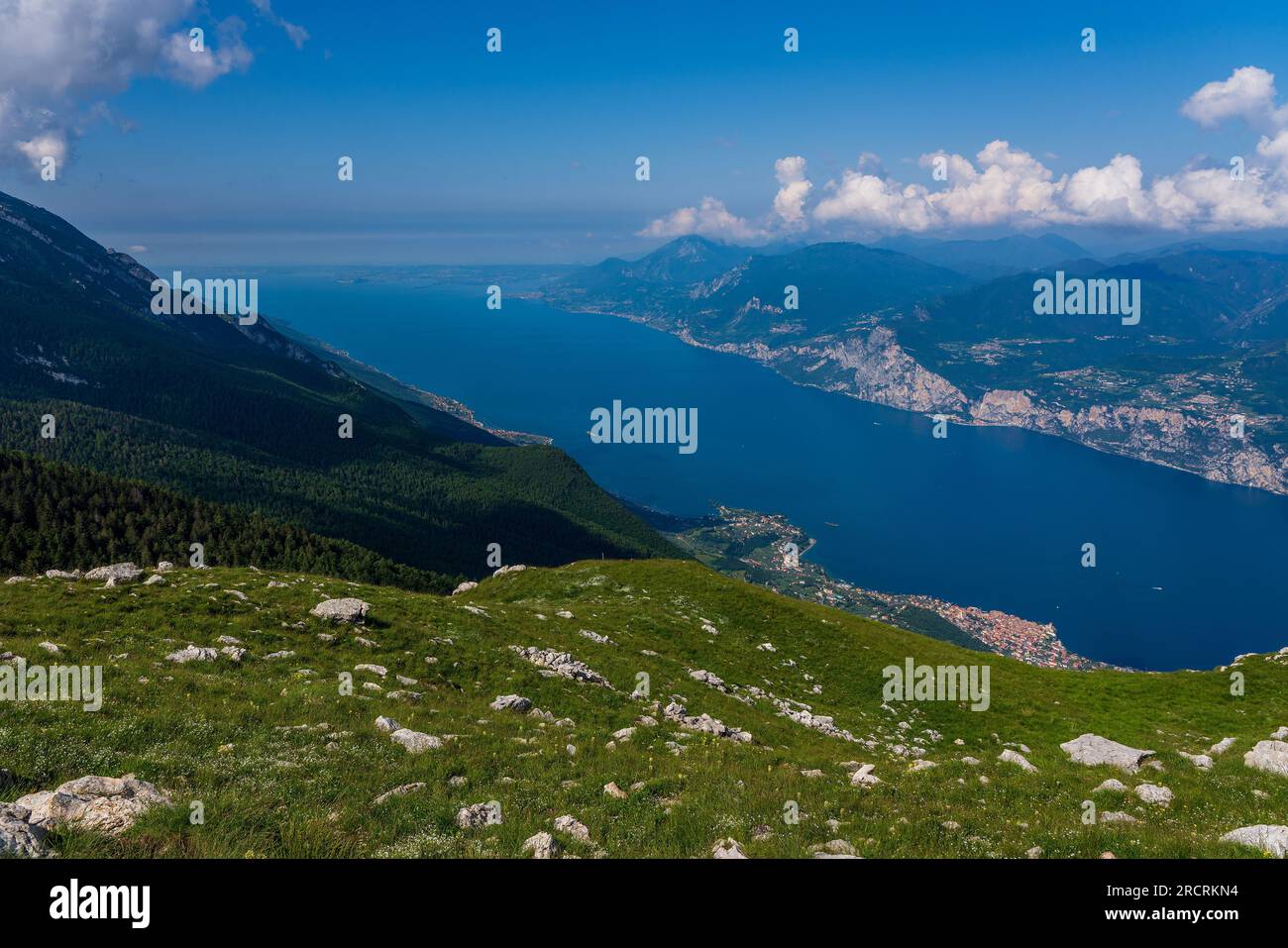 Vista panoramica dal Monte Baldo sul Lago di Garda in Italia. Foto Stock