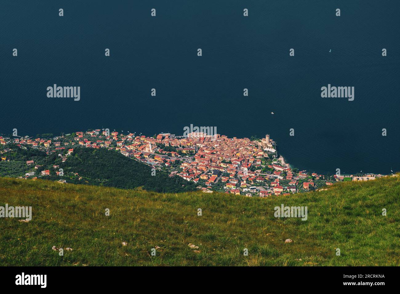 Vista panoramica dal Monte Baldo sul centro storico di Malcesine e sul Lago di Garda in Italia. Foto Stock