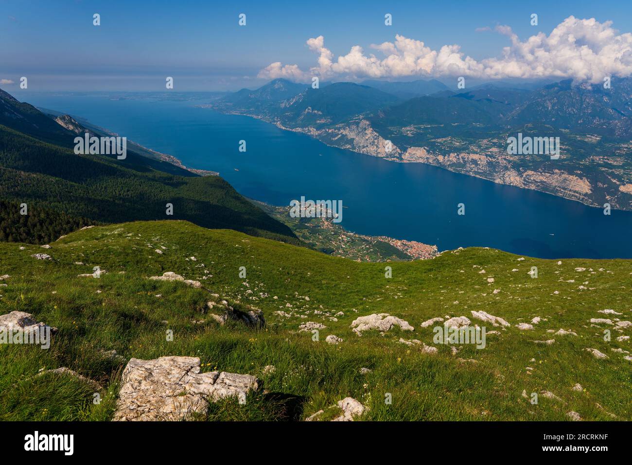 Vista panoramica dal Monte Baldo sul centro storico di Malcesine e sul Lago di Garda in Italia. Foto Stock