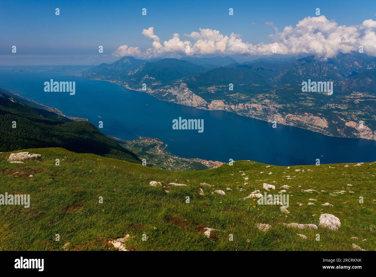 Vista panoramica dal Monte Baldo sul centro storico di Malcesine e sul Lago di Garda in Italia. Foto Stock