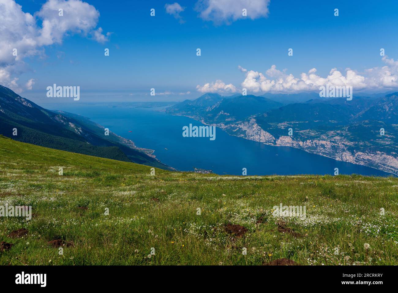 Vista panoramica dal Monte Baldo sul Lago di Garda in Italia. Foto Stock