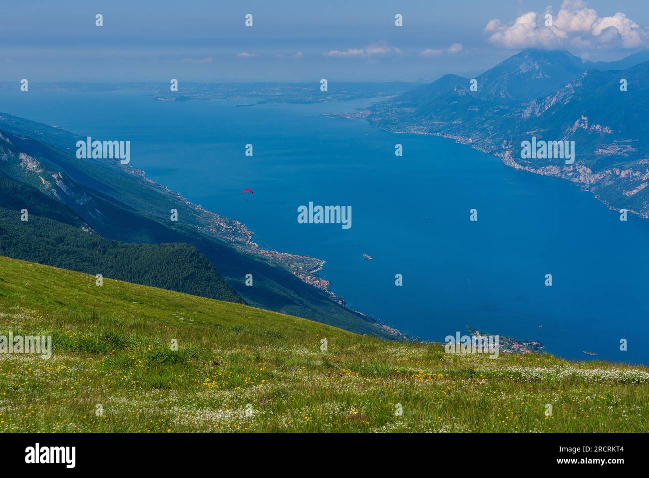 Vista panoramica dal Monte Baldo sul Lago di Garda in Italia. Foto Stock