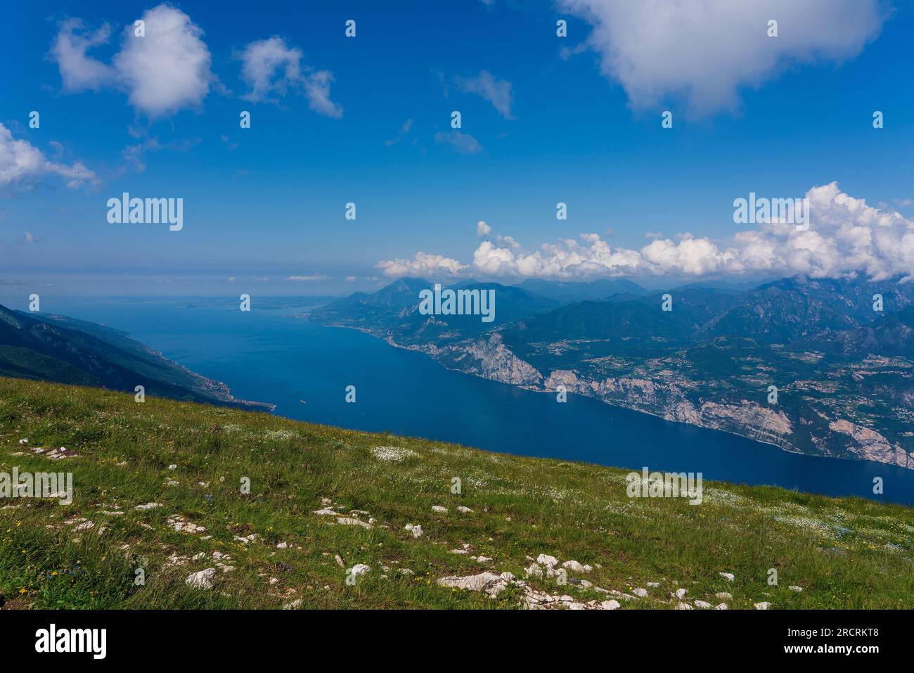 Vista panoramica dal Monte Baldo sul Lago di Garda in Italia. Foto Stock
