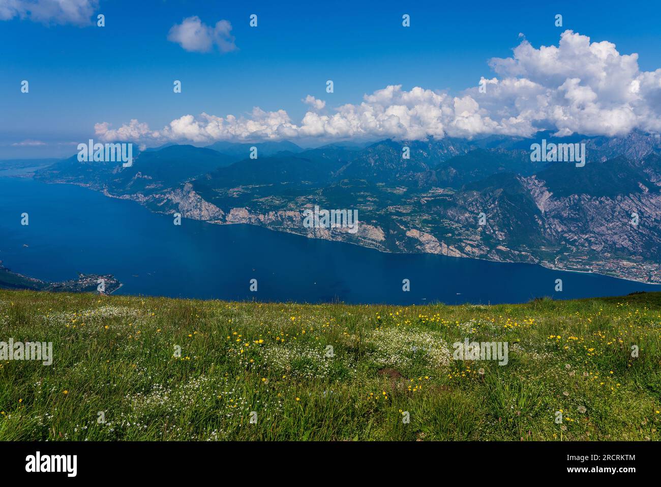 Vista panoramica dal Monte Baldo sul Lago di Garda in Italia. Foto Stock