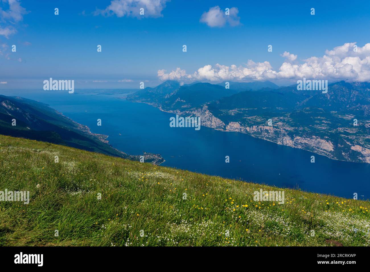 Vista panoramica dal Monte Baldo sul Lago di Garda in Italia. Foto Stock