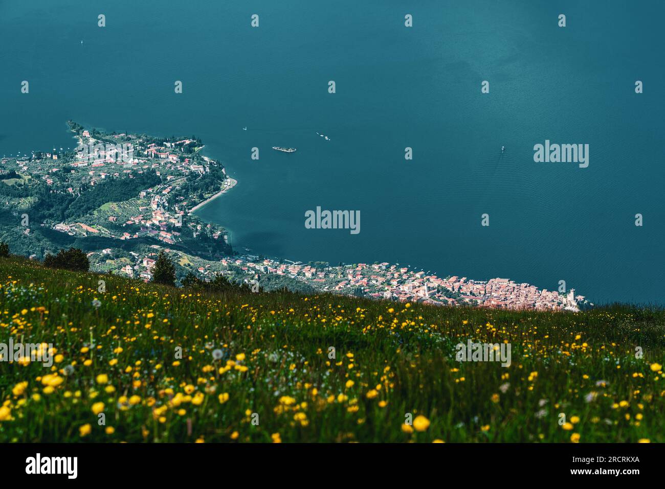 Vista panoramica dal Monte Baldo sul centro storico di Malcesine e sul Lago di Garda in Italia. Foto Stock