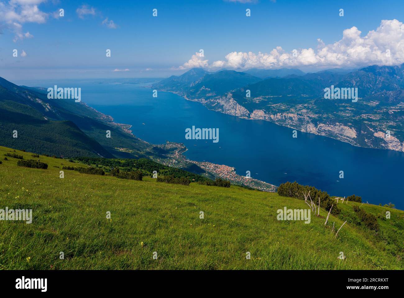Vista panoramica dal Monte Baldo sul Lago di Garda in Italia. Foto Stock