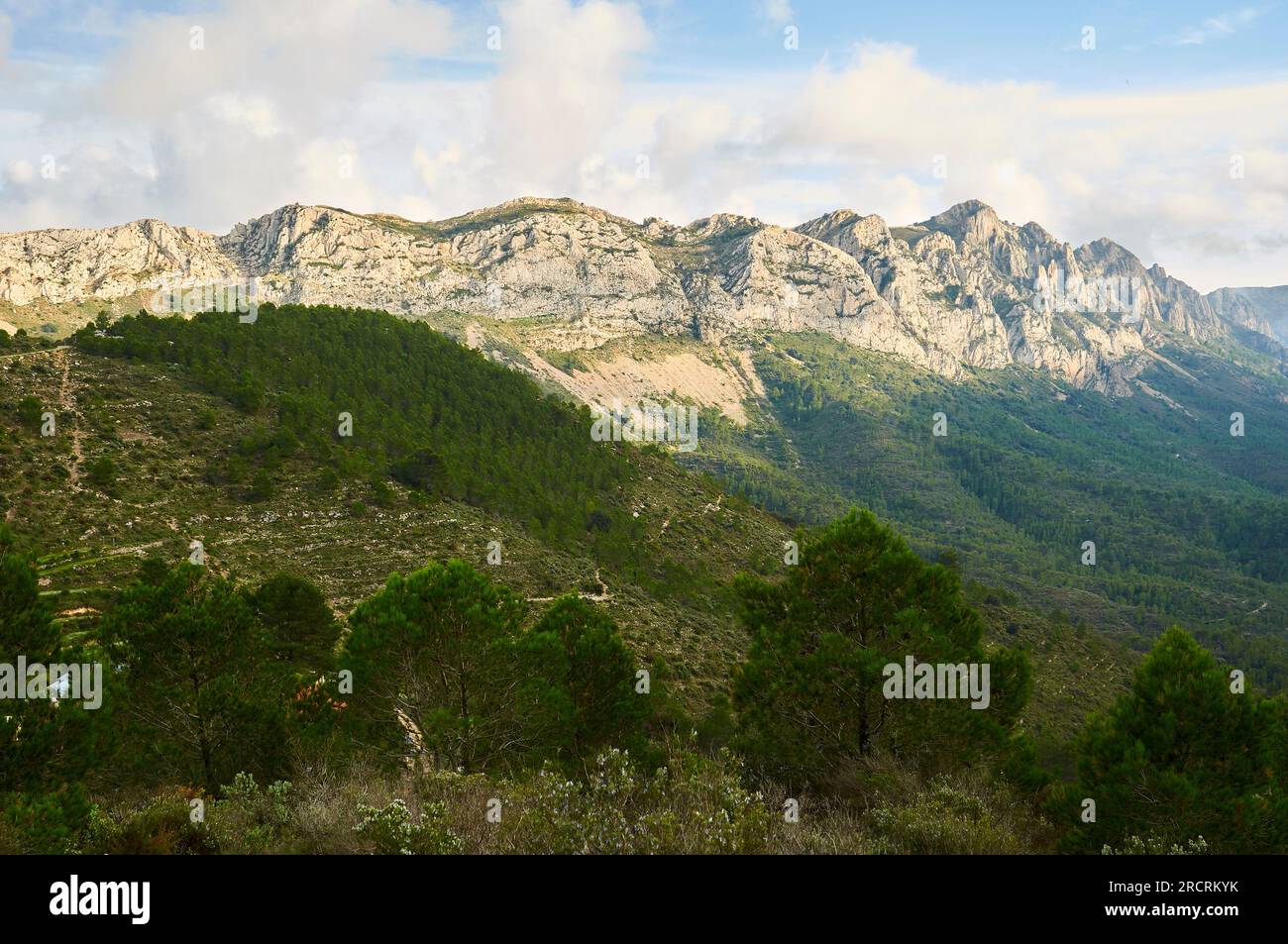 Vista panoramica della catena montuosa della Serra del Ferrer dal belvedere Coll de Rates (Tárbena, Marina Baixa, Alicante, Comunità Valenciana, Spagna) Foto Stock