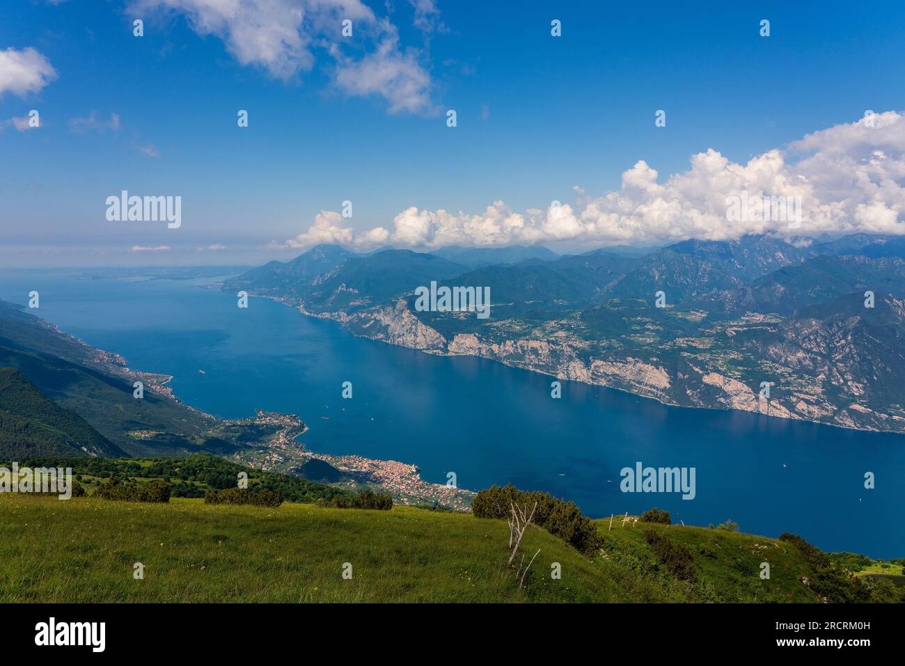 Vista panoramica dal Monte Baldo sul Lago di Garda in Italia. Foto Stock