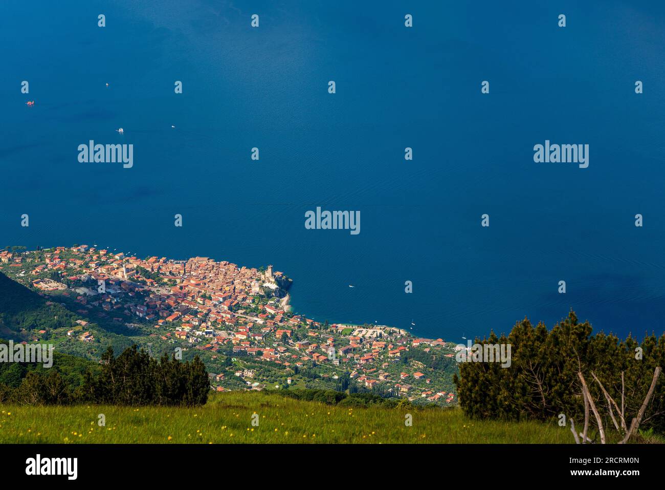 Vista panoramica dal Monte Baldo sul centro storico di Malcesine e sul Lago di Garda in Italia. Foto Stock