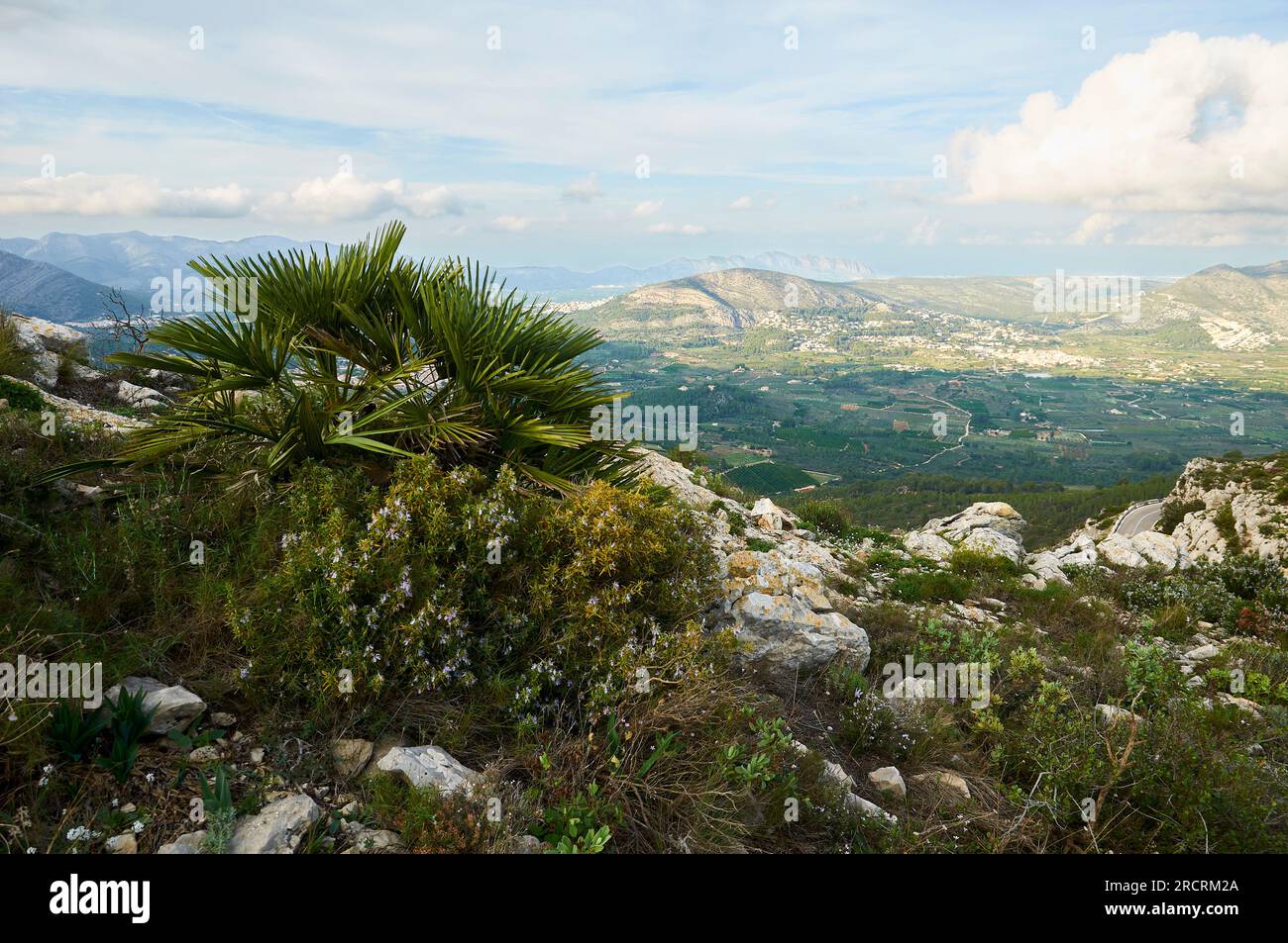 Vista di Vall de Pop dal belvedere Coll de Rates che mostra la città di Alcalalí e Montes de Beniquasi sierra (Marina alta, Alicante, Comunità Valenciana, Spagna) Foto Stock