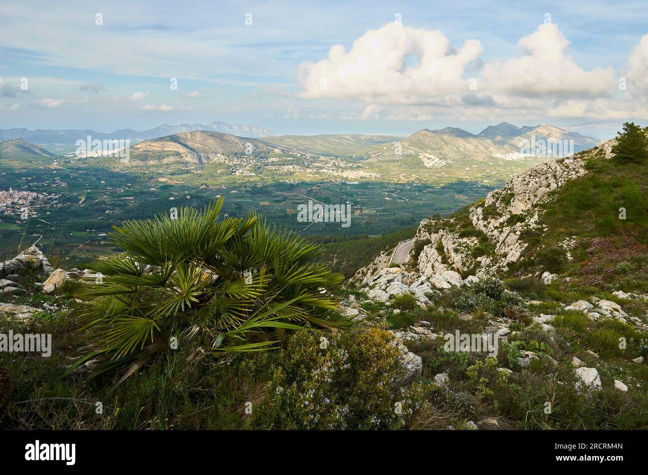 Vista di Vall de Pop dal belvedere Coll de Rates con la città di Alcalalí e Castell de la Solana sierra (Marina alta, Alicante, Comunità Valenciana, Spagna) Foto Stock