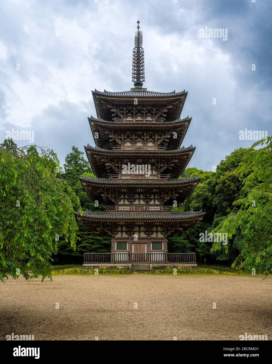 Pagoda a cinque piani presso il tempio Daigo-ji e il suo giardino durante la stagione estiva. Kyoto, Giappone. Foto Stock