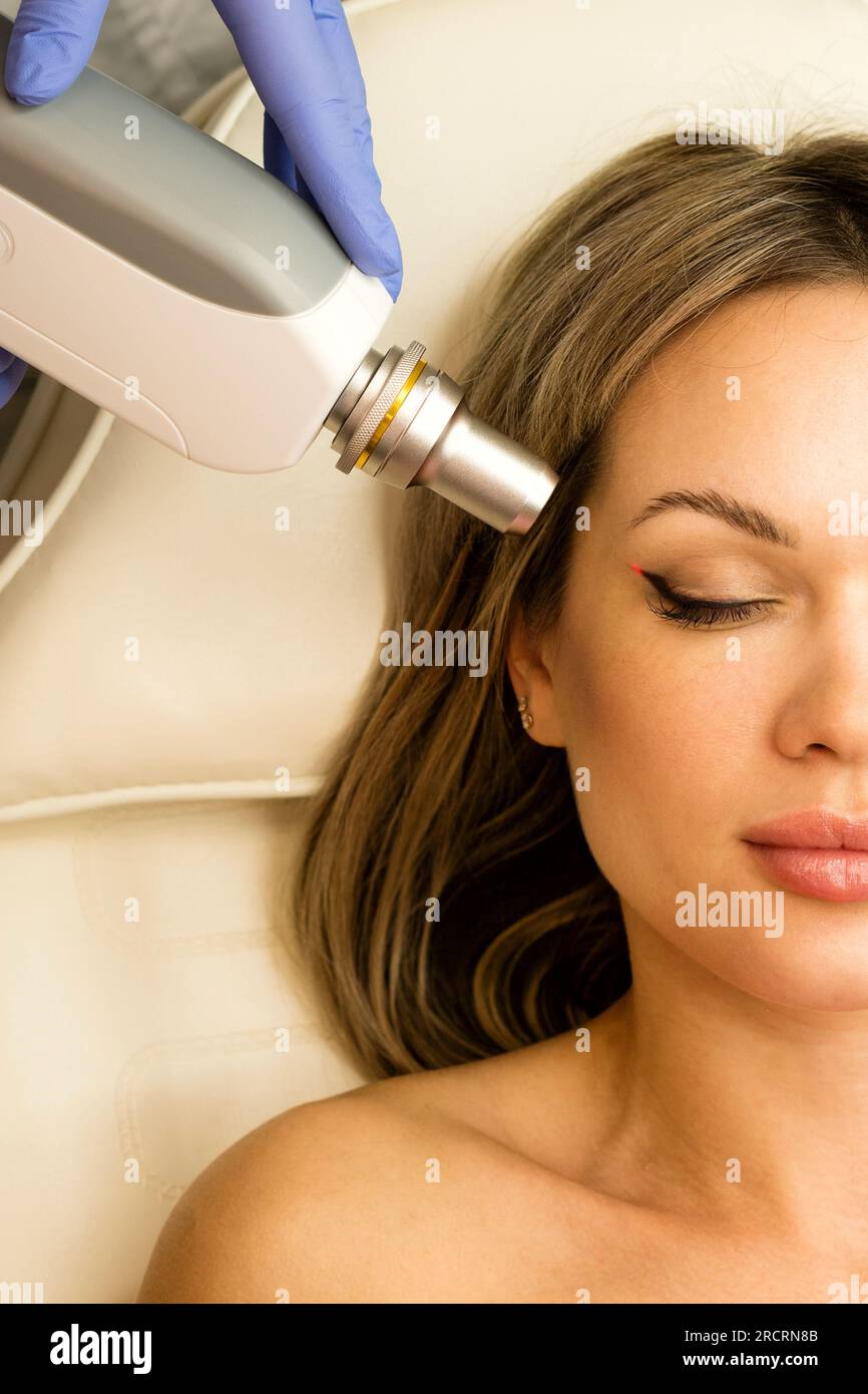 Donna sottoposta a rimozione laser trucco permanente. Il cosmetico rimuove  gli eyeliner e le frecce del tatuaggio nel salone di bellezza Foto stock -  Alamy