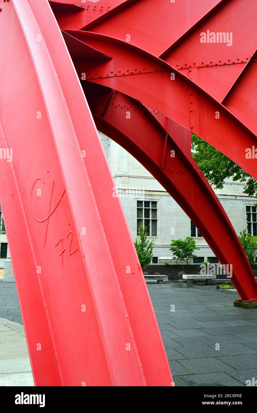 Dettagli della scultura di Alexander Calder appaiono sulla sua scultura Stegosaurus a Hartford, Connecticut Foto Stock