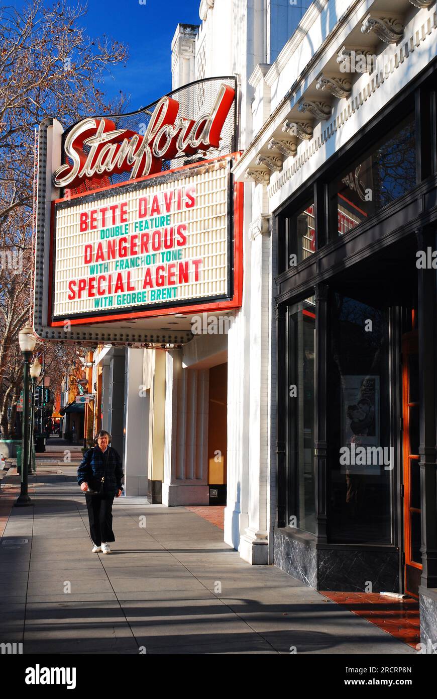 Un uomo adulto cammina sotto un tendone del cinema che mostra film d'epoca di Hollywood nel centro di Palo alto, California Foto Stock