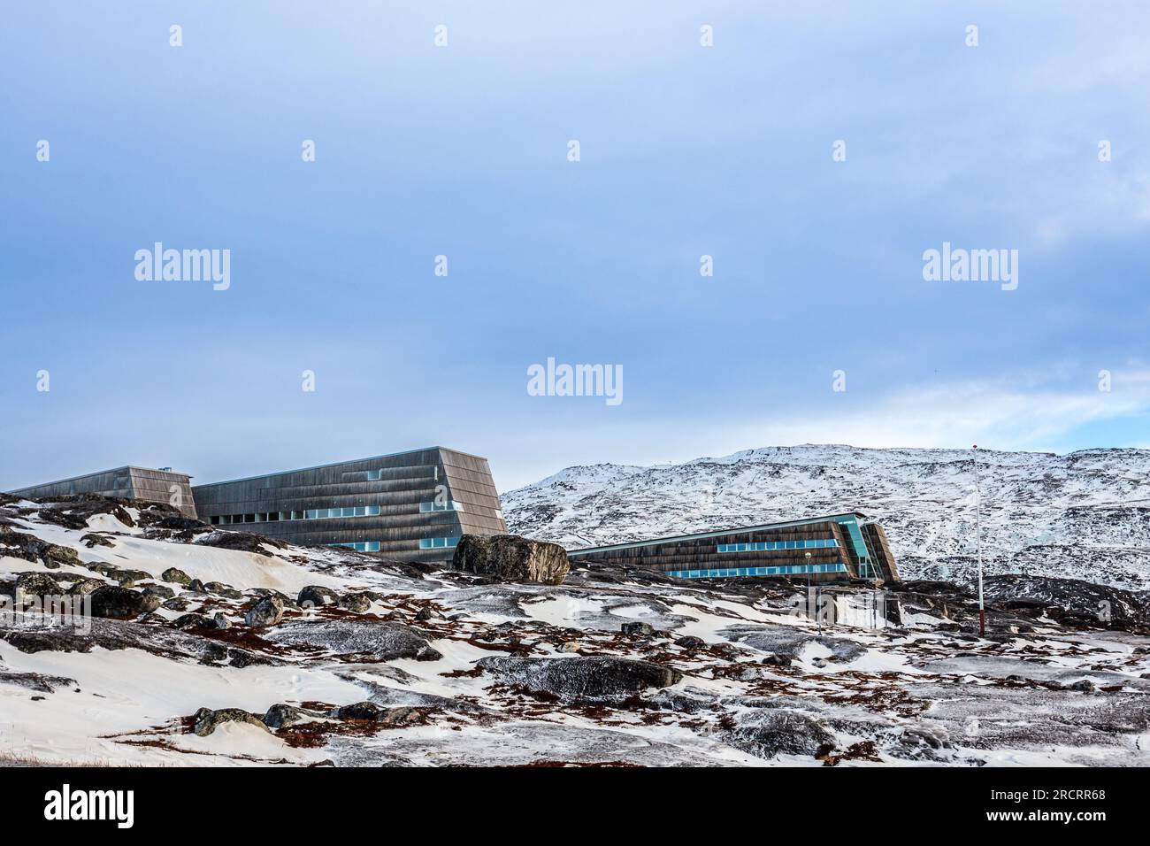 Moderni edifici artici e la montagna Store Malene sullo sfondo, Nuuk, Groenlandia Foto Stock