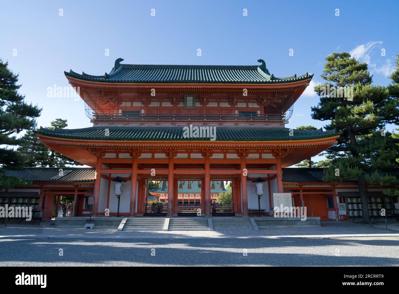 Edificio del tempio del cancello principale di Otenmon del santuario shintoista Heian Jingu visto a Kyoto in Giappone in una vacanza di lusso da turista Foto Stock