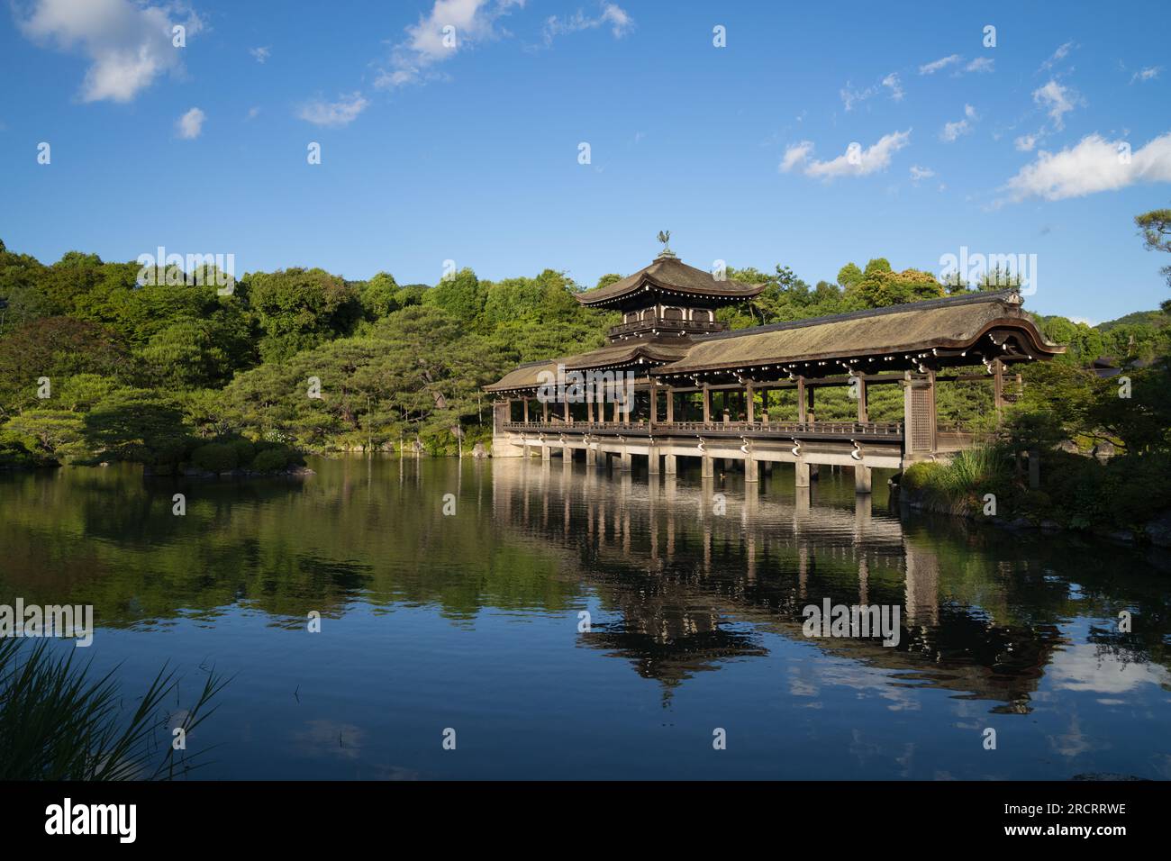 Vecchio ponte panoramico coperto in legno in un giardino giapponese a Heian Jingu visto a Kyoto in Giappone mentre viaggiate in una vacanza di lusso come un tour Foto Stock