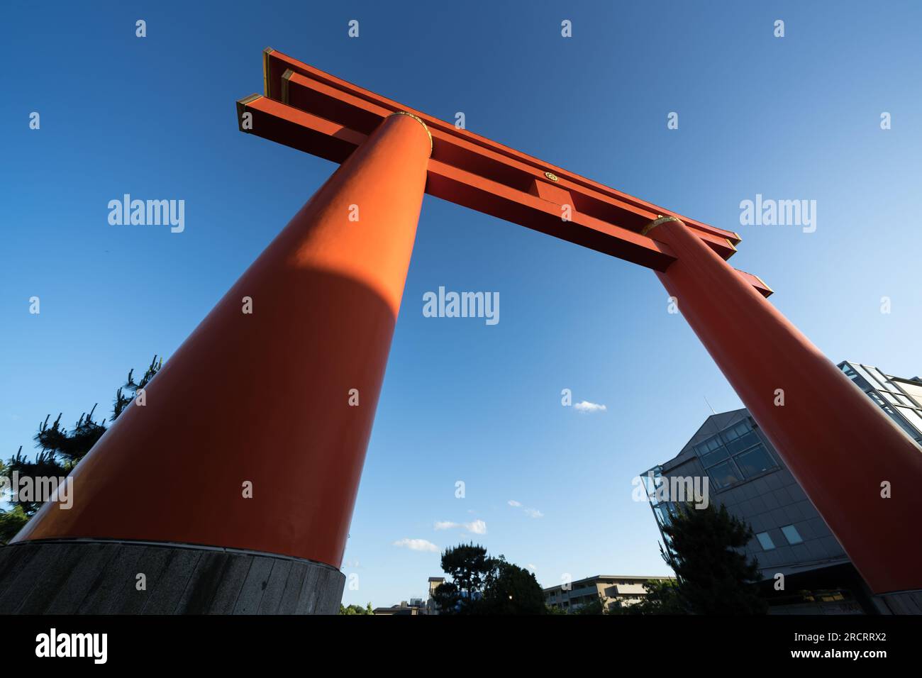 Grande porta torii giapponese all'entrata del santuario religioso Heian Jingu a Kyoto, in Giappone, vista in una vacanza di lusso come turista Foto Stock