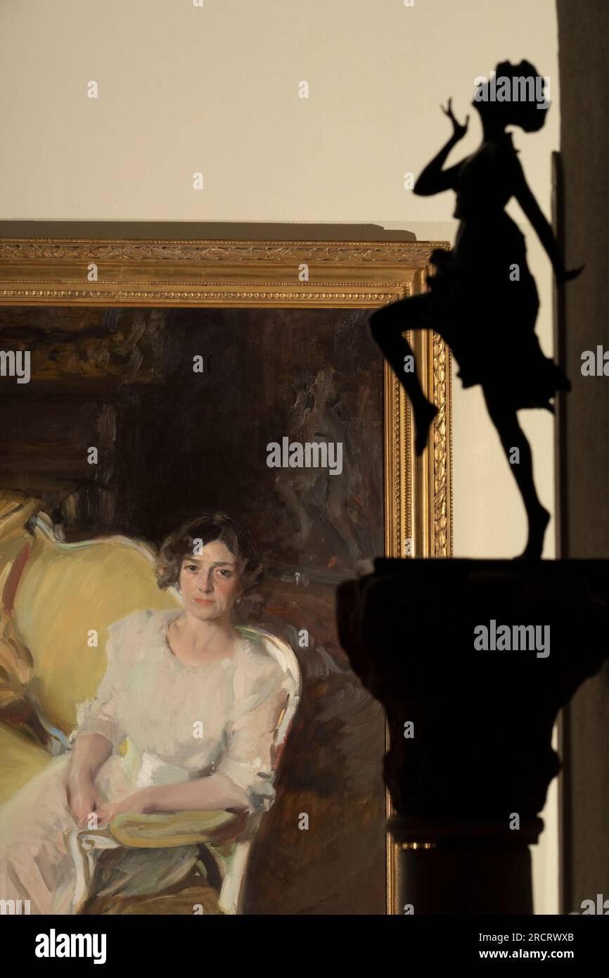 J. Sorolla, «Clotilde sentada en un sofà»; P. Troubetzkoy, «M.lle Svirsky», . Soggiorno, Museo Sorolla, Madrid, Spagna, Foto Stock