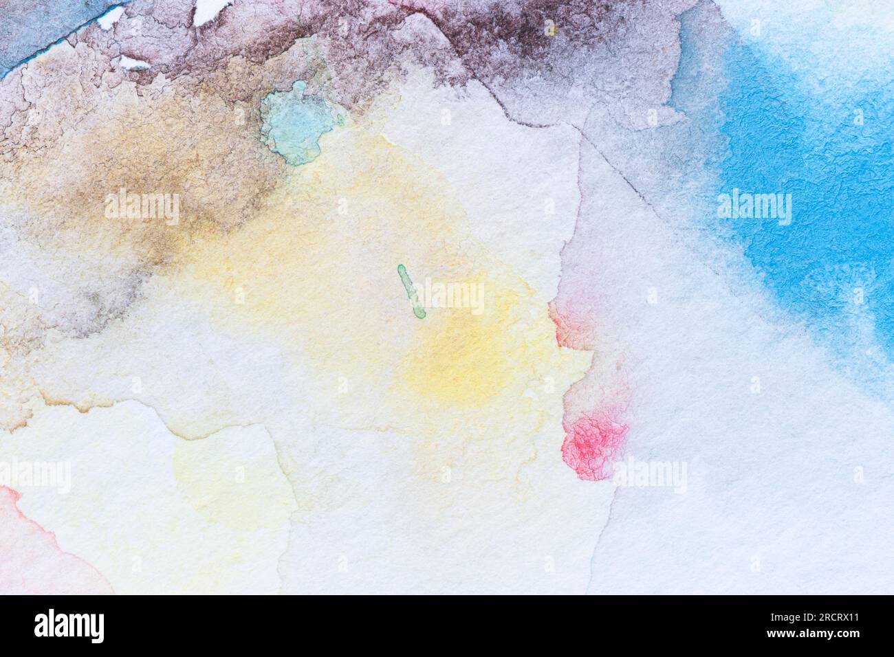 Macro primo piano di un gradiente astratto colorato di acquerello riempiono lo sfondo con macchie acquerello. Sfondo in carta bianca testurizzata full frame. Foto Stock