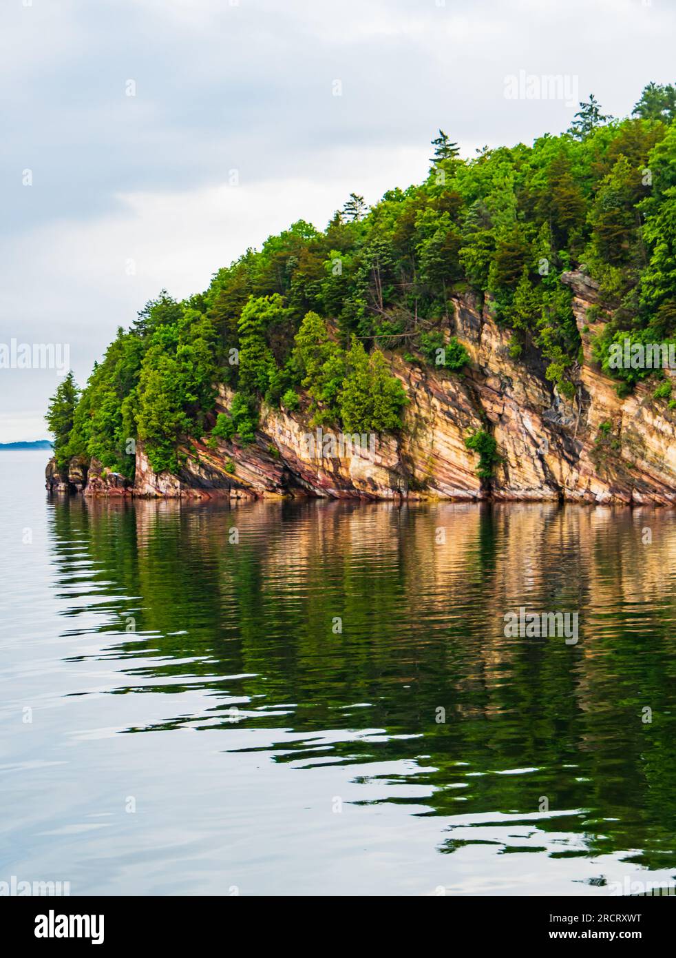 Costa del lago Champlain vicino a Burlington, Vermont, vista da una barca sul lago Foto Stock