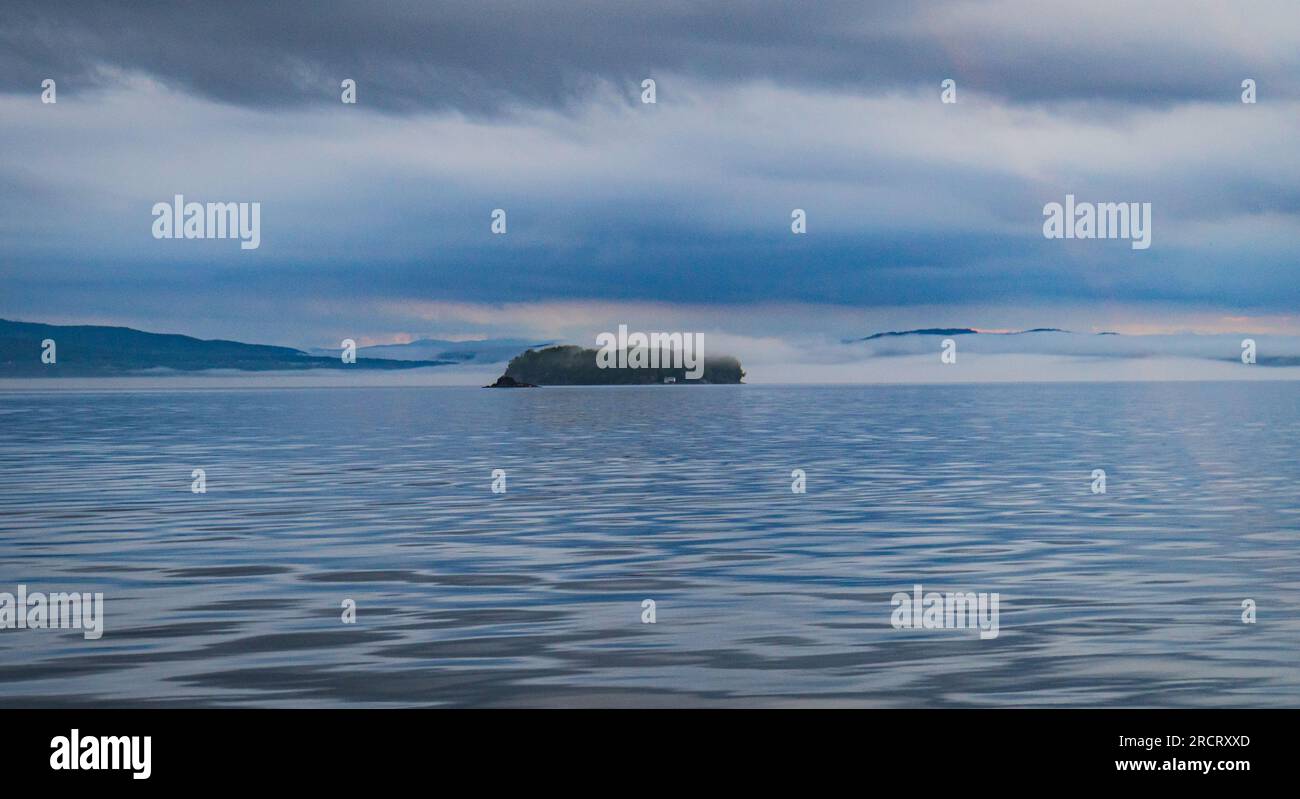 Serata nuvolosa sul lago Champlain con Juniper Island e Dunder Rock a Burlington, Vermont Foto Stock
