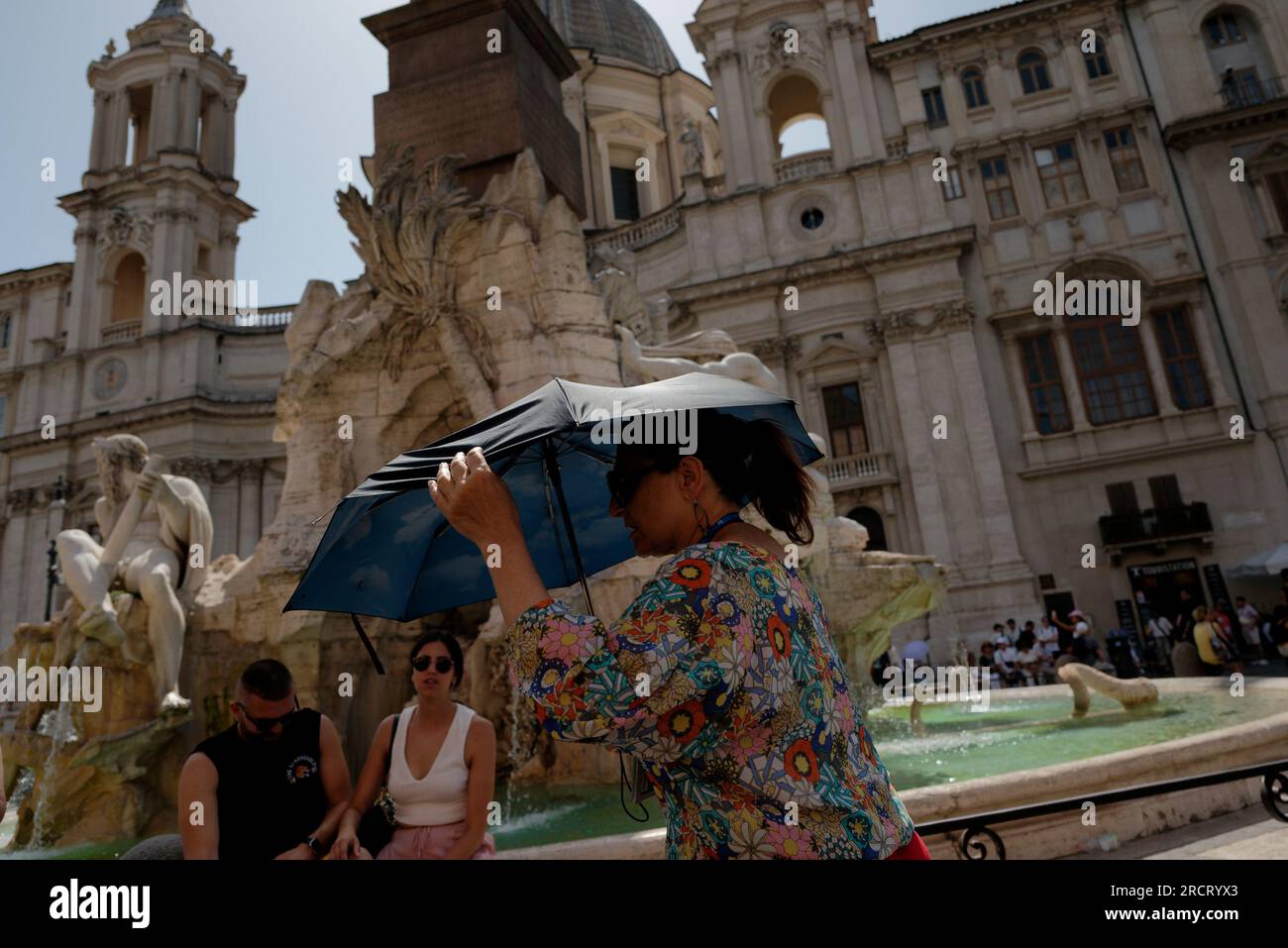 Le persone si raffreddano durante un'ondata di calore in corso con temperature che raggiungono i 40 gradi, a Roma, Italia, il 16 luglio 2023. Foto Stock