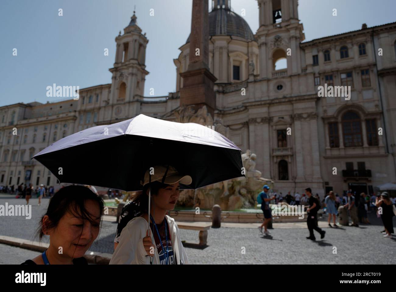 Le persone si raffreddano durante un'ondata di calore in corso con temperature che raggiungono i 40 gradi, a Roma, Italia, il 16 luglio 2023. Foto Stock