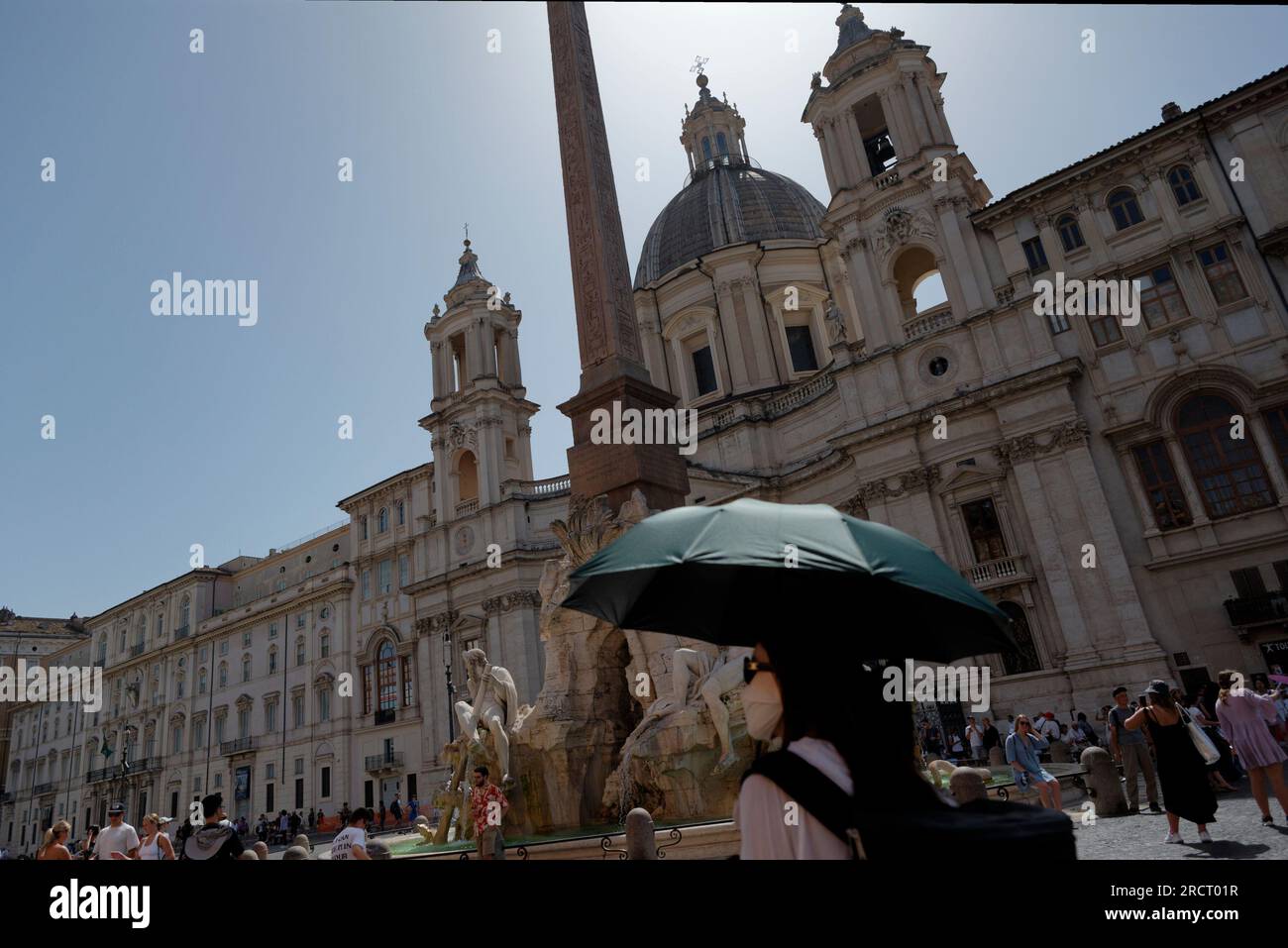 Le persone si raffreddano durante un'ondata di calore in corso con temperature che raggiungono i 40 gradi, a Roma, Italia, il 16 luglio 2023. Foto Stock
