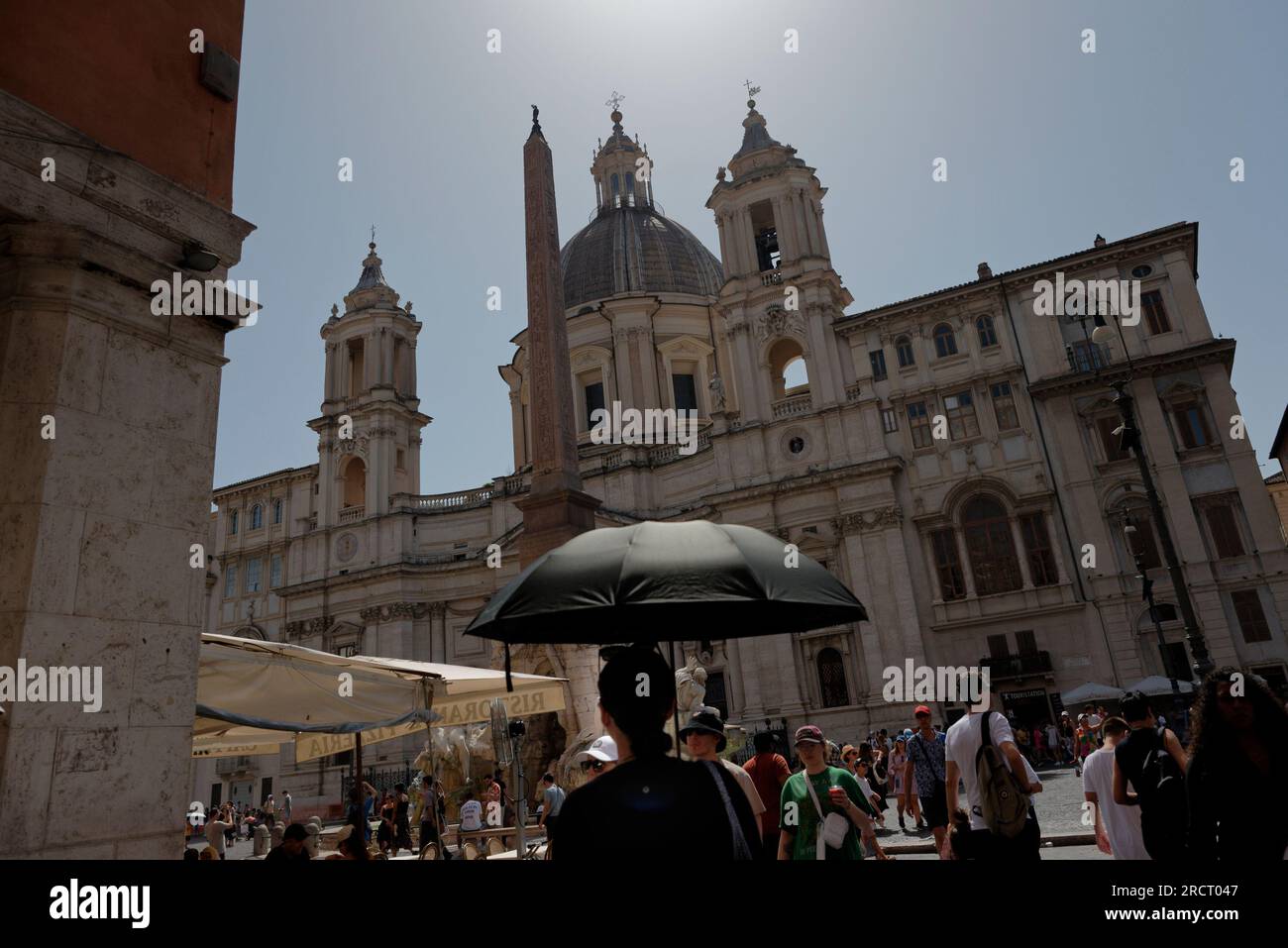 Le persone si raffreddano durante un'ondata di calore in corso con temperature che raggiungono i 40 gradi, a Roma, Italia, il 16 luglio 2023. Foto Stock
