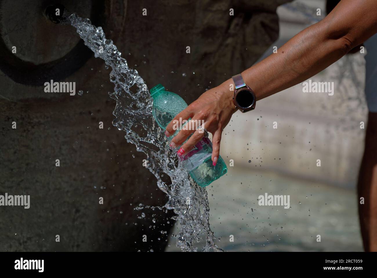 Le persone si raffreddano durante un'ondata di calore in corso con temperature che raggiungono i 40 gradi, a Roma, Italia, il 16 luglio 2023. Foto Stock