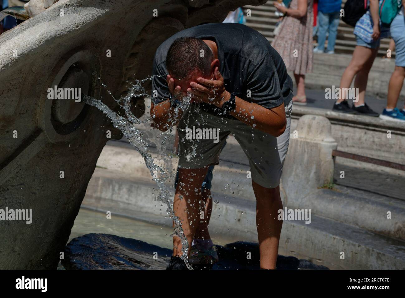 Le persone si raffreddano durante un'ondata di calore in corso con temperature che raggiungono i 40 gradi, a Roma, Italia, il 16 luglio 2023. Foto Stock