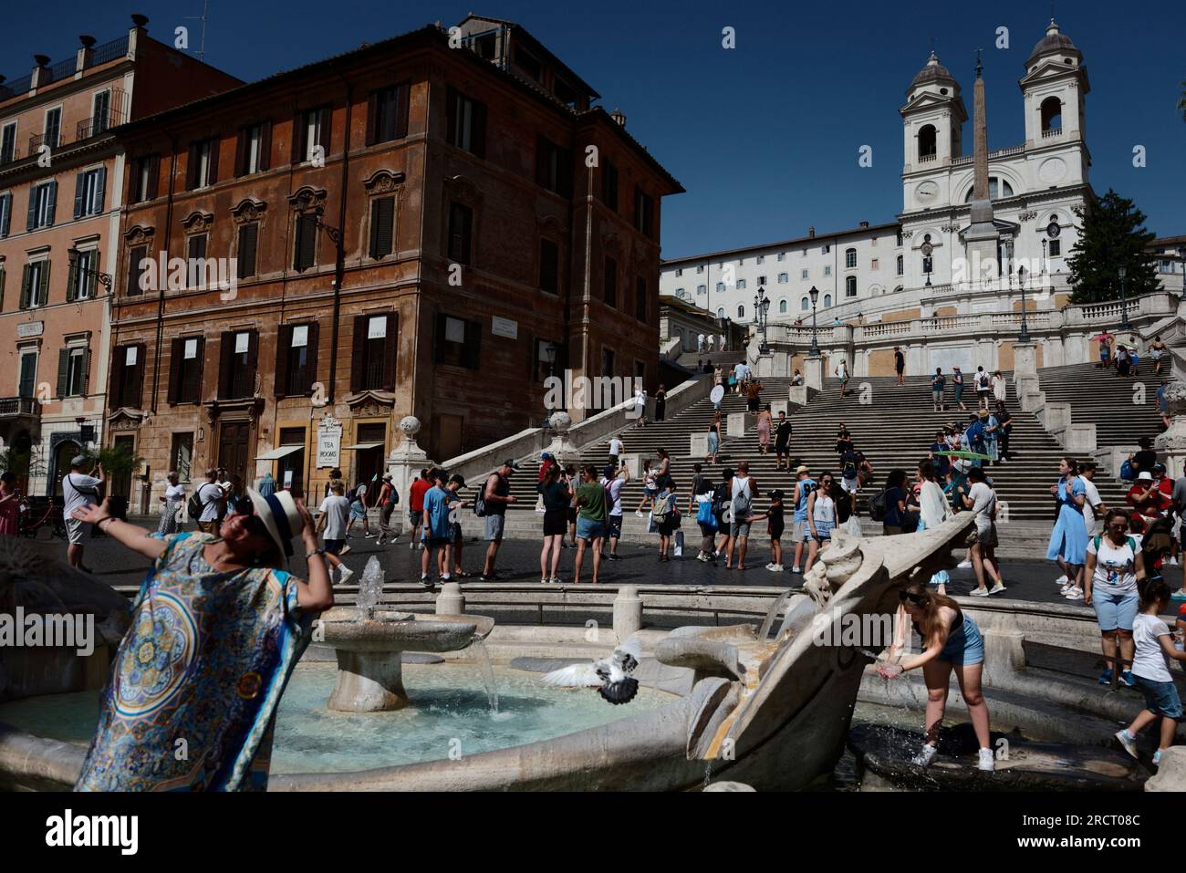 Le persone si raffreddano durante un'ondata di calore in corso con temperature che raggiungono i 40 gradi, a Roma, Italia, il 16 luglio 2023. Foto Stock